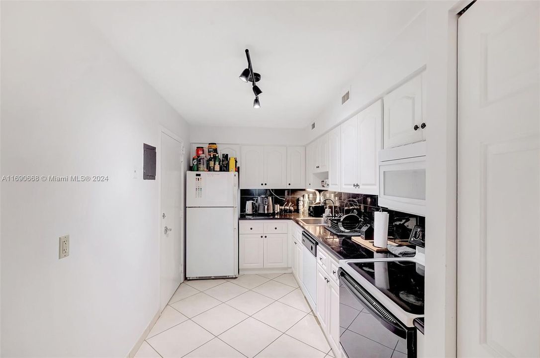 For Sale: $315,000 (1 beds, 1 baths, 910 Square Feet)