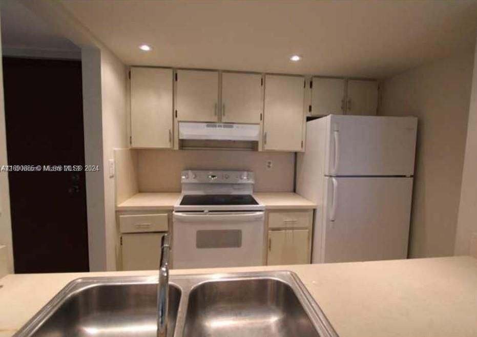 For Rent: $2,000 (2 beds, 2 baths, 908 Square Feet)