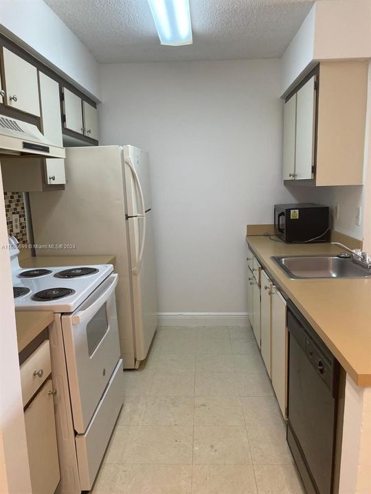 For Rent: $2,300 (2 beds, 2 baths, 932 Square Feet)