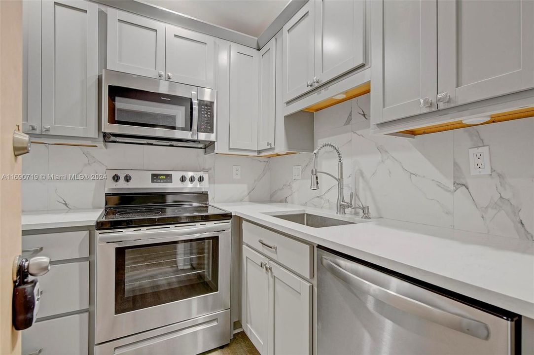 For Sale: $279,000 (2 beds, 1 baths, 850 Square Feet)