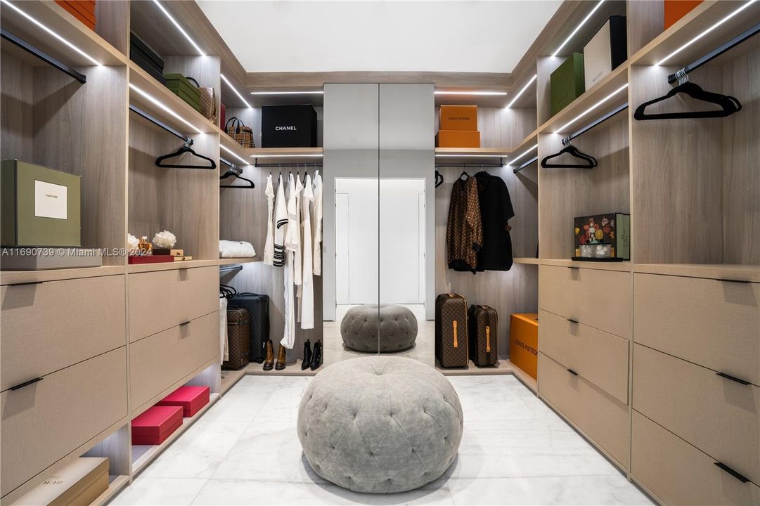 Walking closet