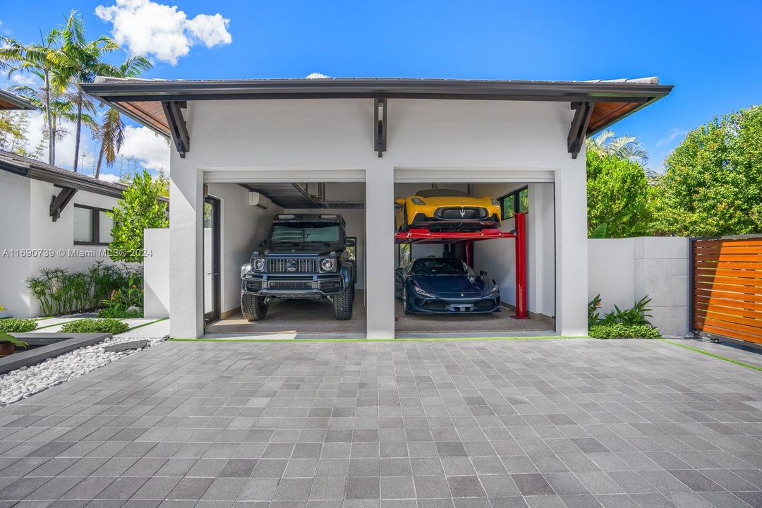 AC Garage with lift for 3 cars