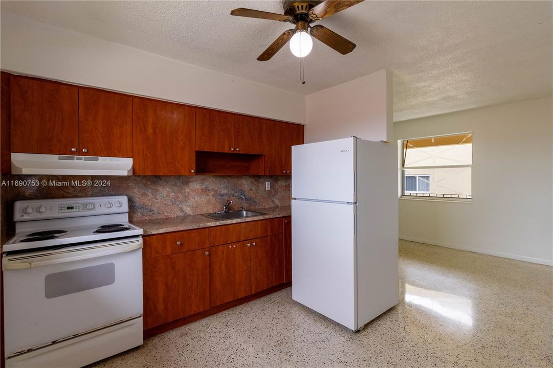 For Rent: $1,900 (1 beds, 1 baths, 5994 Square Feet)