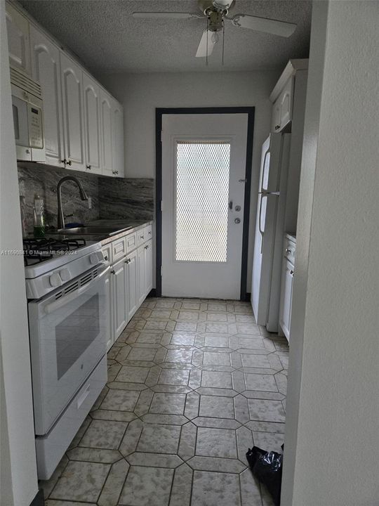 For Rent: $2,400 (2 beds, 2 baths, 902 Square Feet)