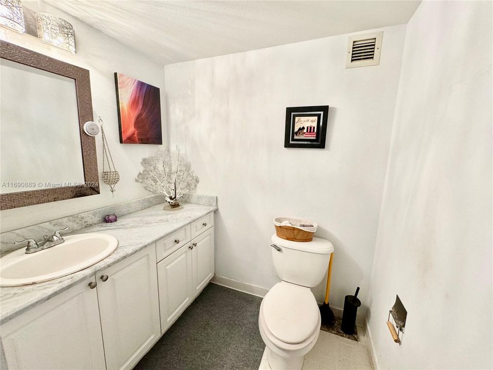 For Sale: $317,000 (1 beds, 1 baths, 828 Square Feet)