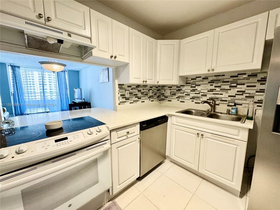 For Sale: $317,000 (1 beds, 1 baths, 828 Square Feet)