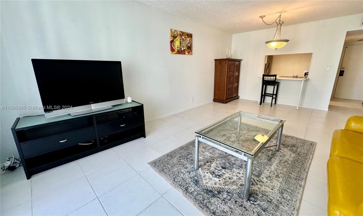 For Sale: $317,000 (1 beds, 1 baths, 828 Square Feet)