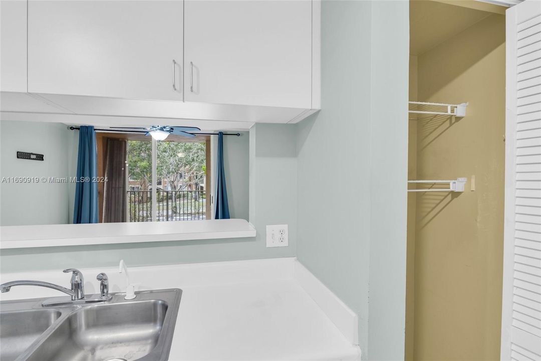 For Sale: $255,000 (2 beds, 1 baths, 834 Square Feet)