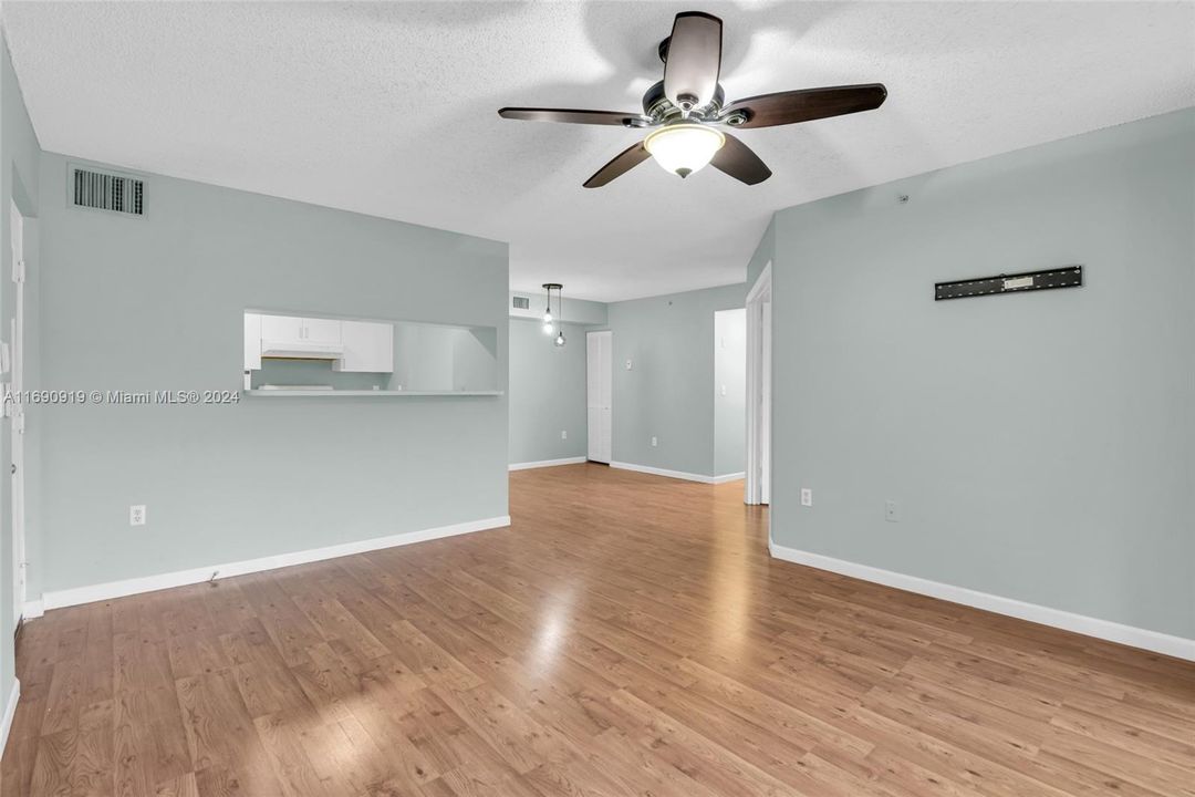 For Sale: $255,000 (2 beds, 1 baths, 834 Square Feet)