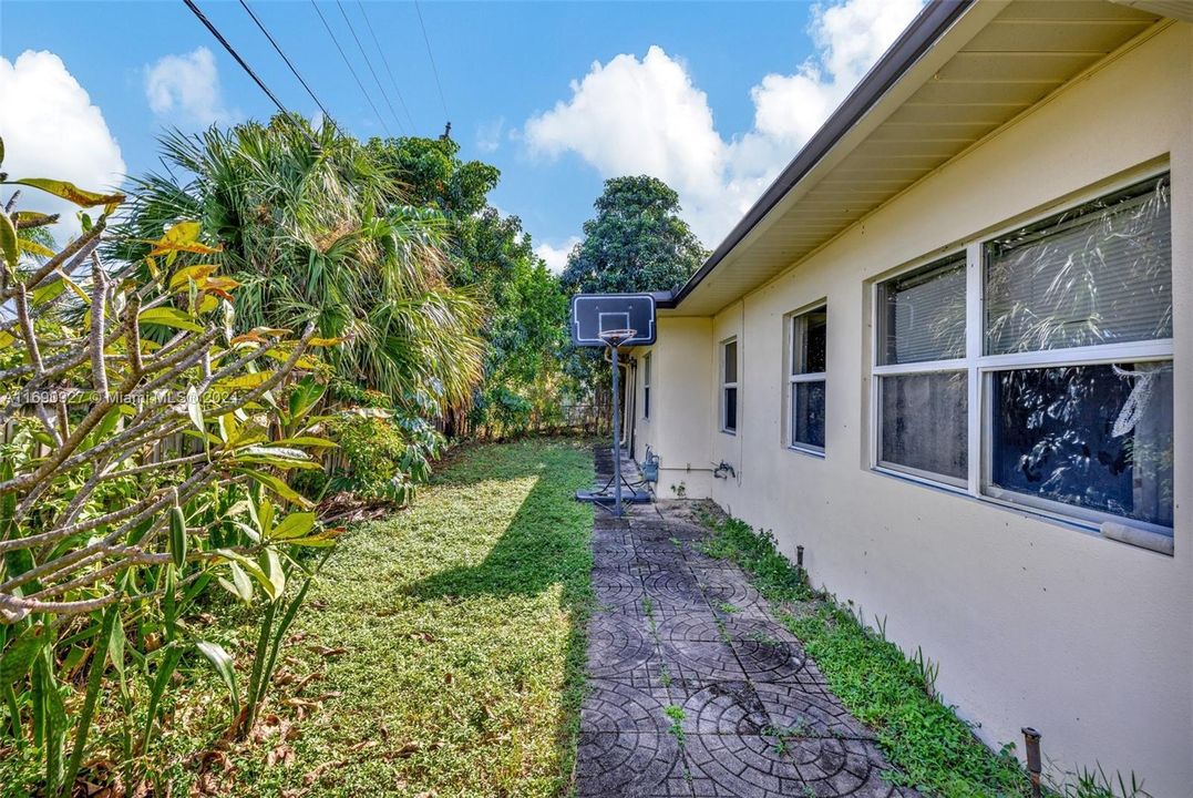 For Sale: $499,000 (3 beds, 2 baths, 1386 Square Feet)