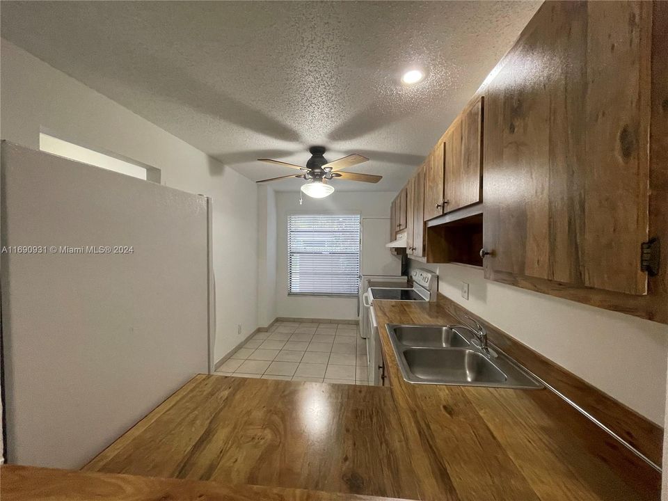 For Rent: $2,350 (2 beds, 2 baths, 1214 Square Feet)