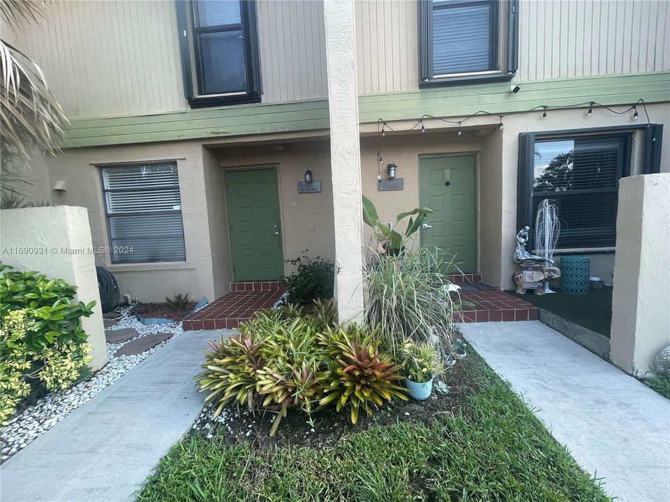 For Rent: $2,350 (2 beds, 2 baths, 1214 Square Feet)