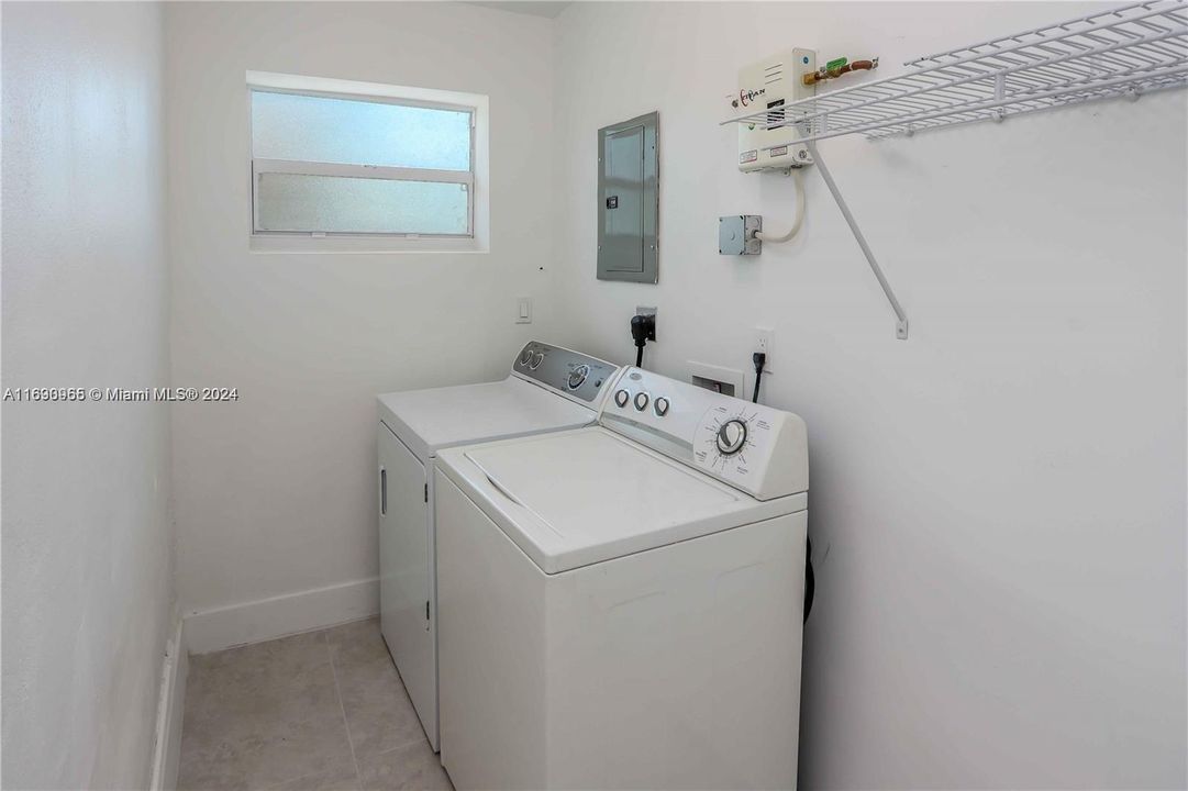 For Rent: $2,800 (2 beds, 1 baths, 2810 Square Feet)