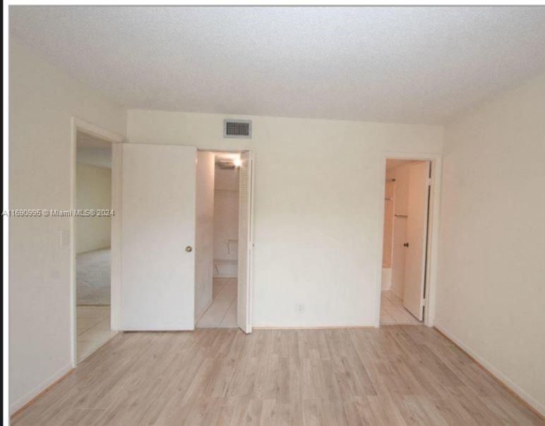 For Sale: $180,000 (2 beds, 2 baths, 905 Square Feet)