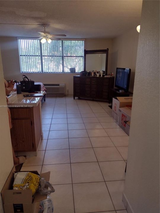 For Rent: $1,325 (0 beds, 1 baths, 475 Square Feet)