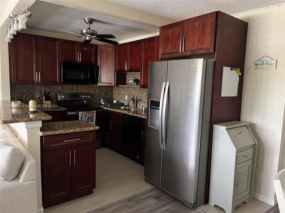 Full kitchen with beautiful backsplash and breakfast bar