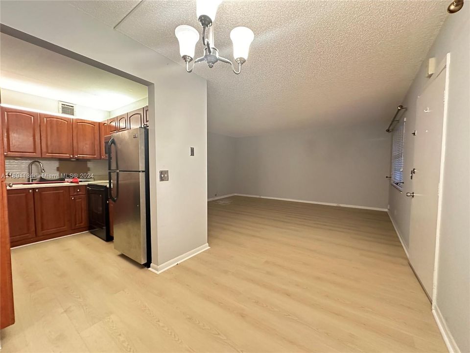 For Rent: $2,200 (2 beds, 2 baths, 933 Square Feet)