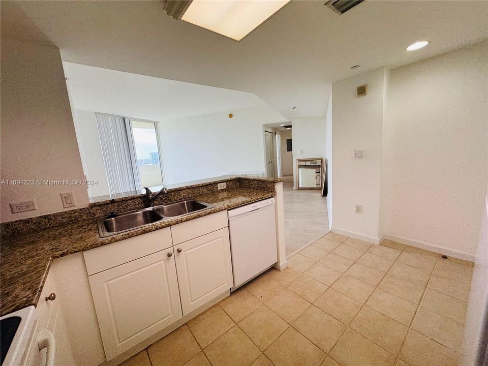 For Rent: $2,600 (1 beds, 1 baths, 860 Square Feet)