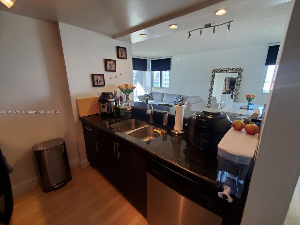 For Sale: $378,000 (2 beds, 2 baths, 914 Square Feet)