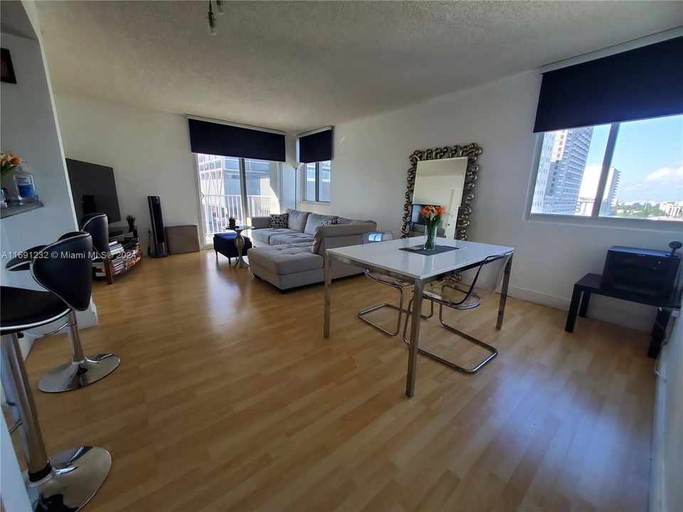 For Sale: $378,000 (2 beds, 2 baths, 914 Square Feet)