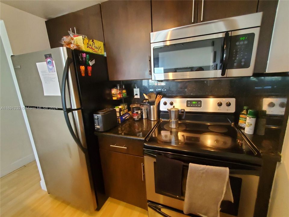 For Sale: $378,000 (2 beds, 2 baths, 914 Square Feet)