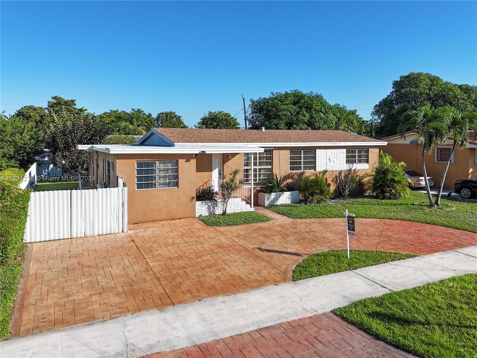 For Sale: $775,000 (3 beds, 2 baths, 2122 Square Feet)