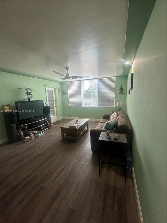 Active With Contract: $1,900 (1 beds, 1 baths, 775 Square Feet)