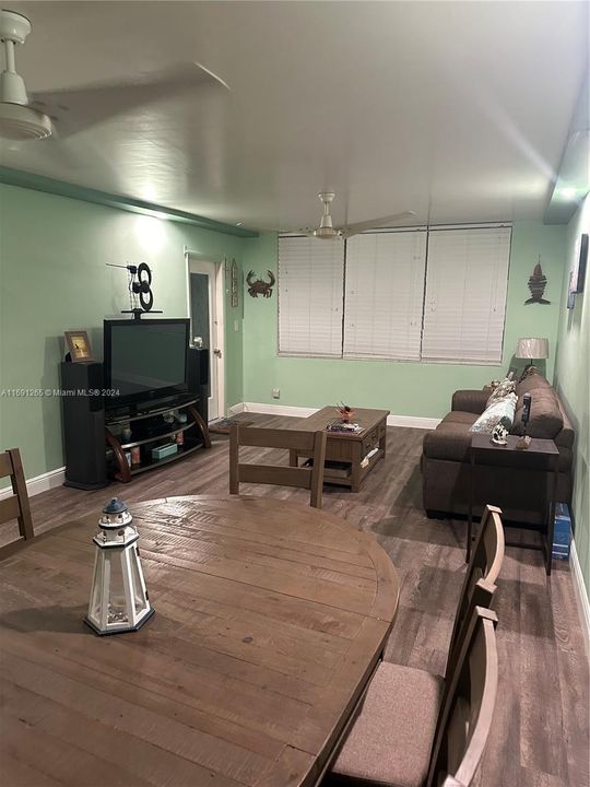 For Rent: $1,900 (1 beds, 1 baths, 775 Square Feet)