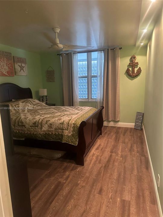 Active With Contract: $1,900 (1 beds, 1 baths, 775 Square Feet)