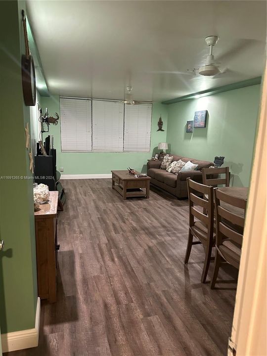 For Rent: $1,900 (1 beds, 1 baths, 775 Square Feet)