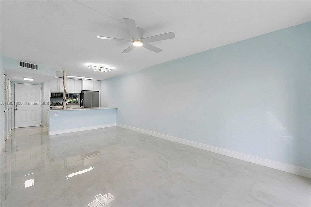 For Sale: $249,000 (1 beds, 1 baths, 653 Square Feet)