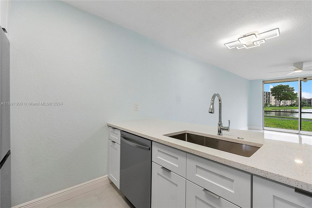 For Sale: $249,000 (1 beds, 1 baths, 653 Square Feet)