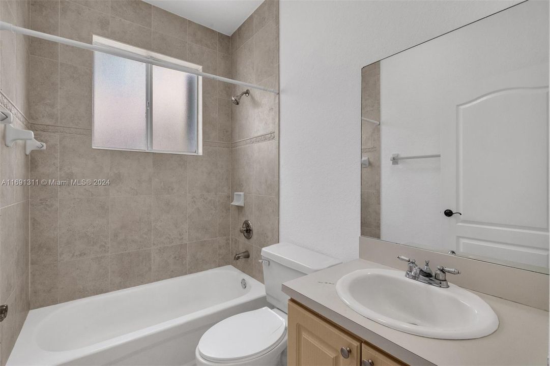 IN-LAW APARTMENT BATHROOM