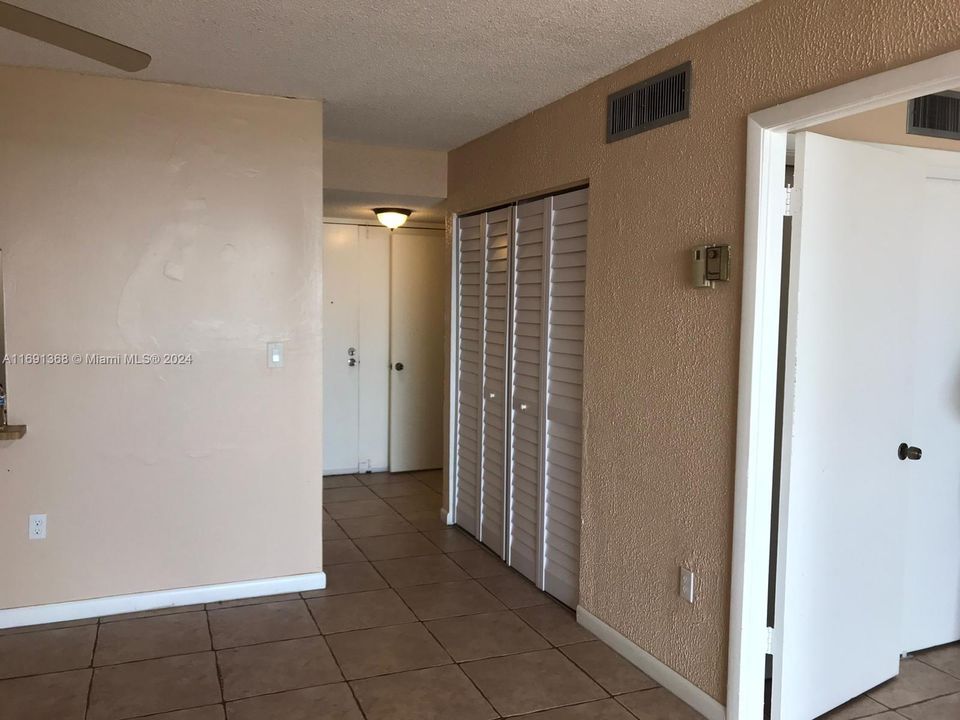 For Rent: $1,600 (1 beds, 1 baths, 724 Square Feet)