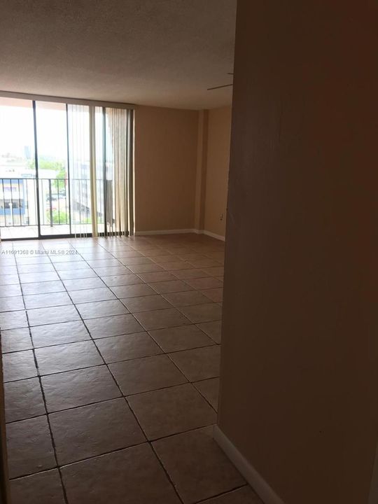 For Rent: $1,600 (1 beds, 1 baths, 724 Square Feet)