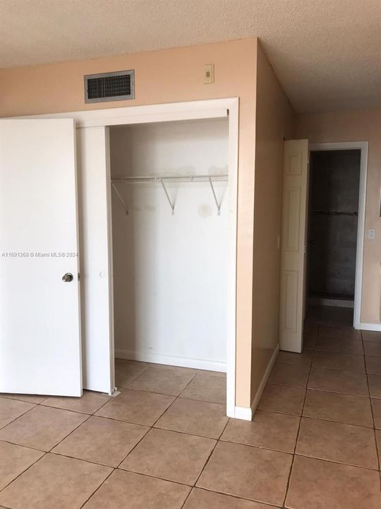 For Rent: $1,600 (1 beds, 1 baths, 724 Square Feet)