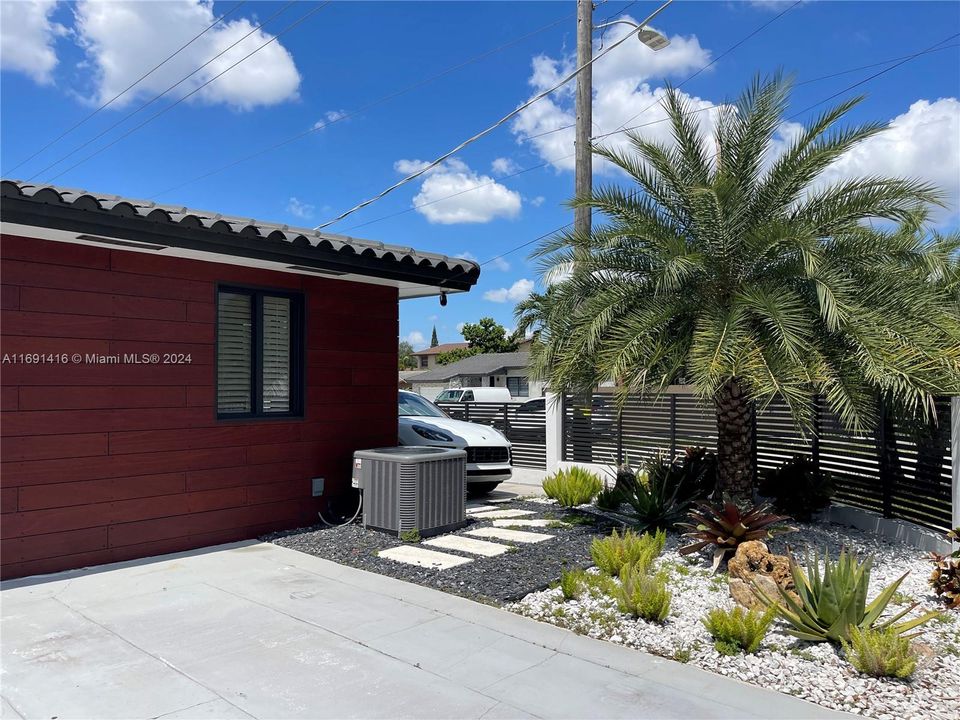 For Sale: $850,000 (3 beds, 2 baths, 1527 Square Feet)