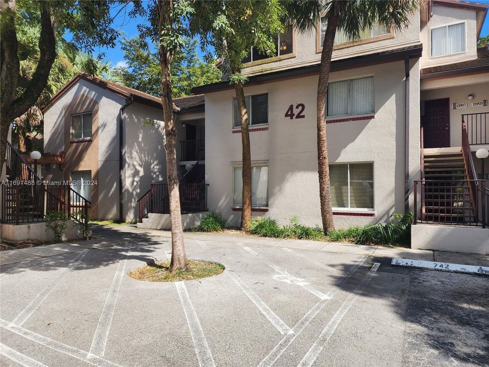 Active With Contract: $2,390 (2 beds, 2 baths, 1202 Square Feet)