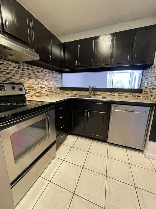 For Rent: $2,200 (1 beds, 1 baths, 721 Square Feet)