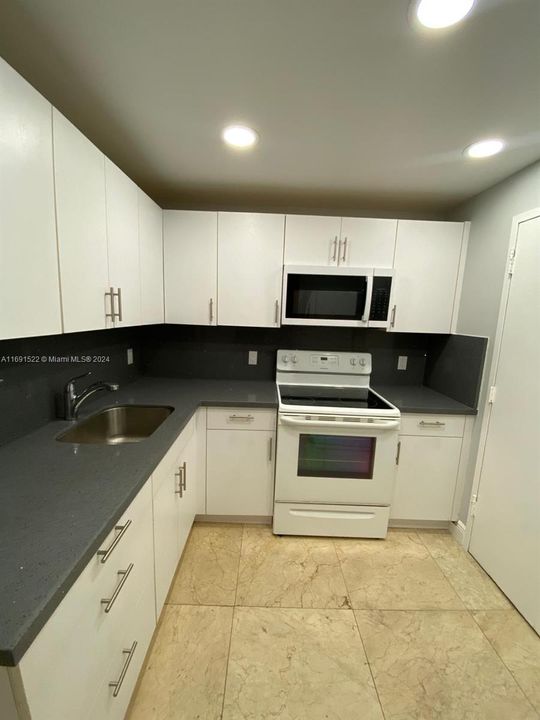 For Rent: $2,600 (1 beds, 1 baths, 850 Square Feet)