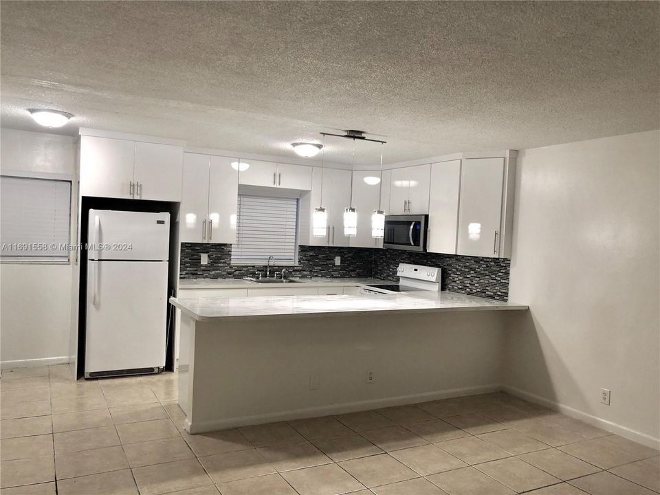 For Rent: $1,900 (1 beds, 1 baths, 850 Square Feet)