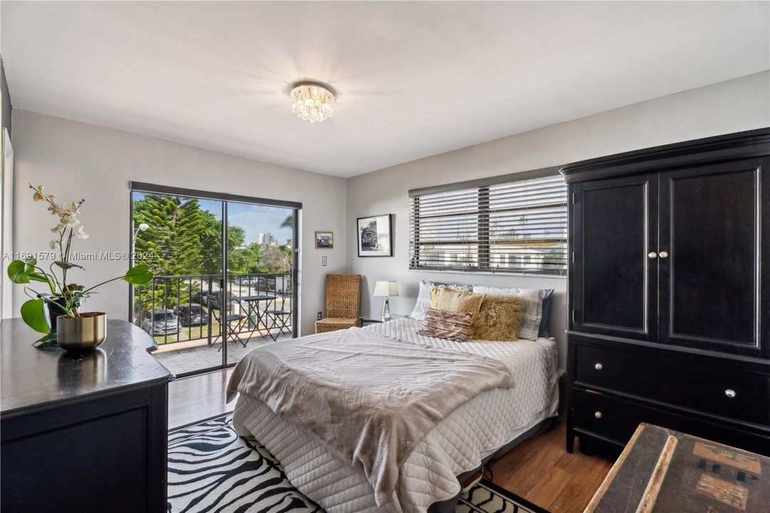 For Sale: $399,000 (2 beds, 2 baths, 871 Square Feet)