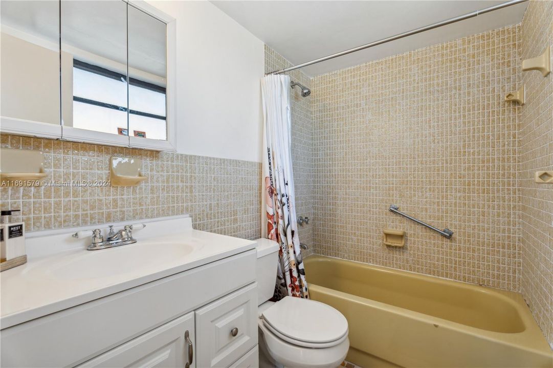 For Sale: $399,000 (2 beds, 2 baths, 871 Square Feet)