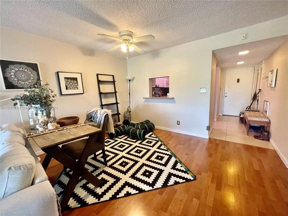 For Sale: $204,000 (2 beds, 2 baths, 1000 Square Feet)