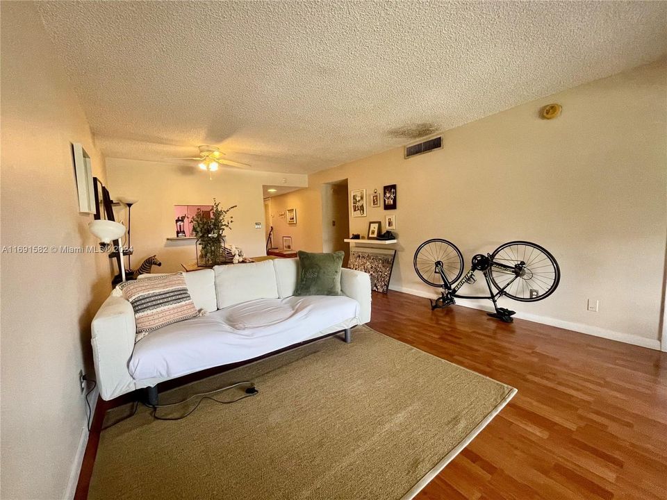 For Sale: $204,000 (2 beds, 2 baths, 1000 Square Feet)