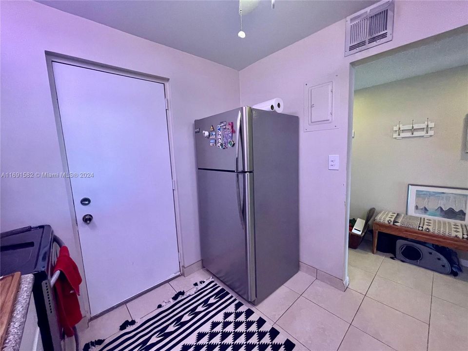 For Sale: $204,000 (2 beds, 2 baths, 1000 Square Feet)