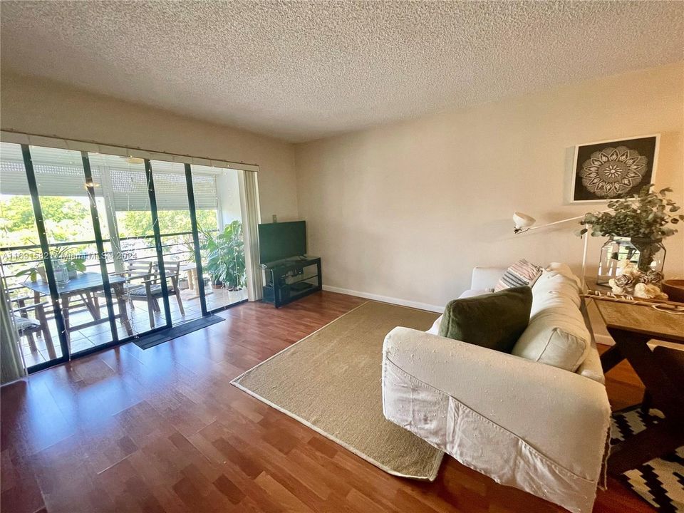 For Sale: $204,000 (2 beds, 2 baths, 1000 Square Feet)