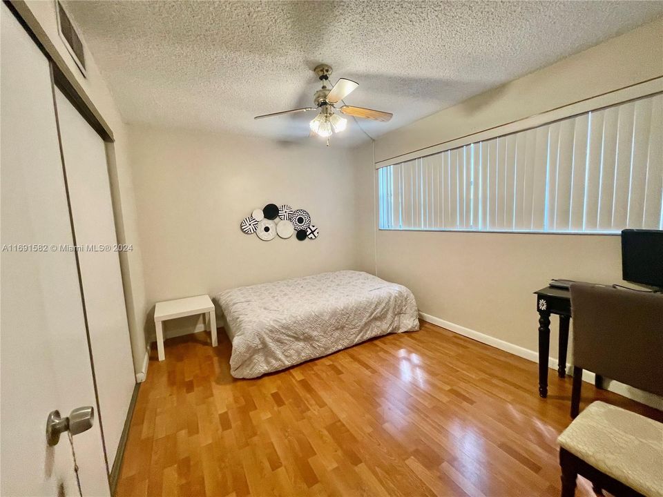 For Sale: $204,000 (2 beds, 2 baths, 1000 Square Feet)