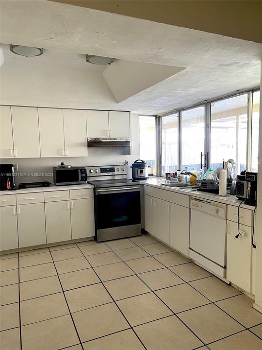 For Rent: $4,000 (4 beds, 2 baths, 1819 Square Feet)