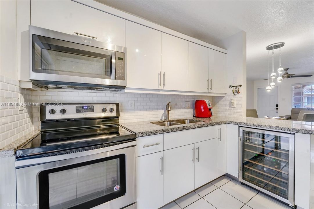 For Sale: $375,000 (2 beds, 2 baths, 1050 Square Feet)